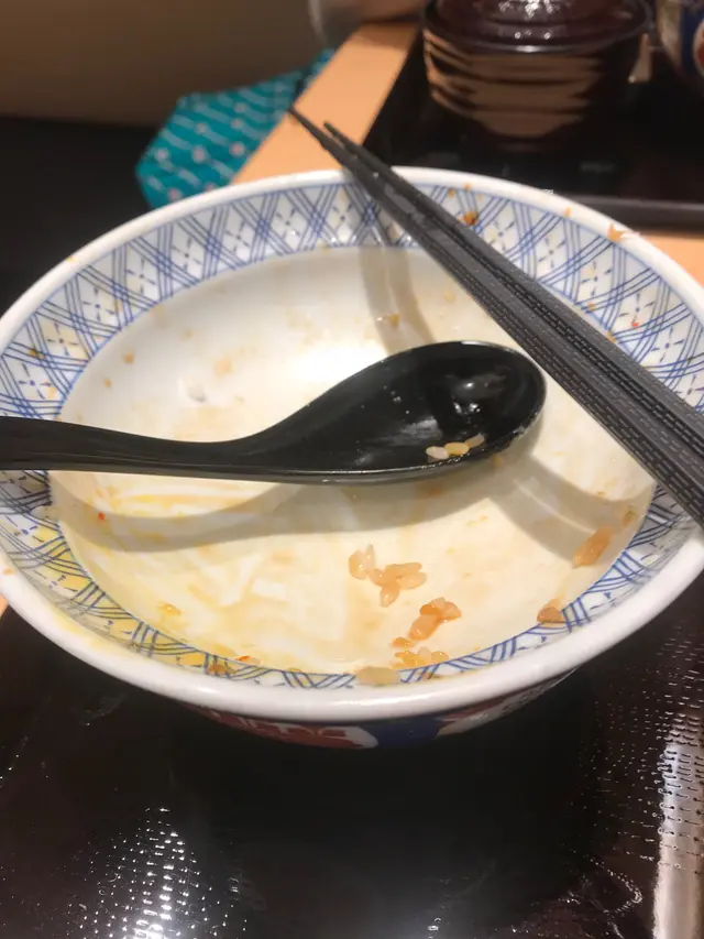 請留意內碗深度應不到外碗的一半