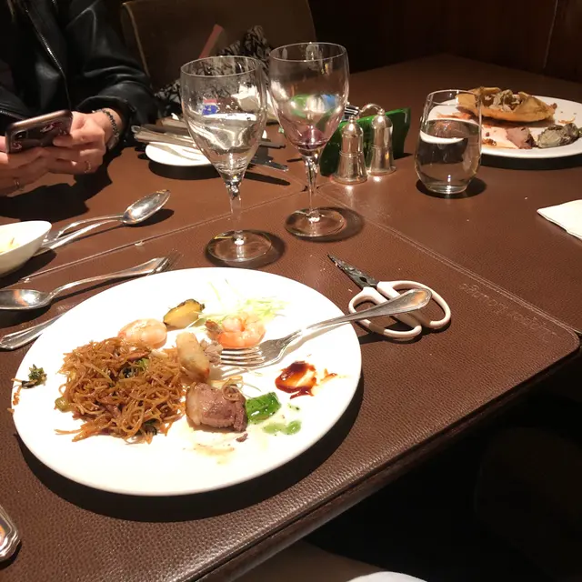 每次我也是將用完的餐碟放在一旁,沒人回收