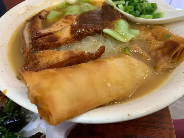 一個餸係一條嘅墨魚春卷 !
裏面依舊食到爽脆嘅墨魚肉,
不過春卷皮浸過湯之後,
好快就腍左,無小食嘅咁脆口,
下次都係叫小食好啲!