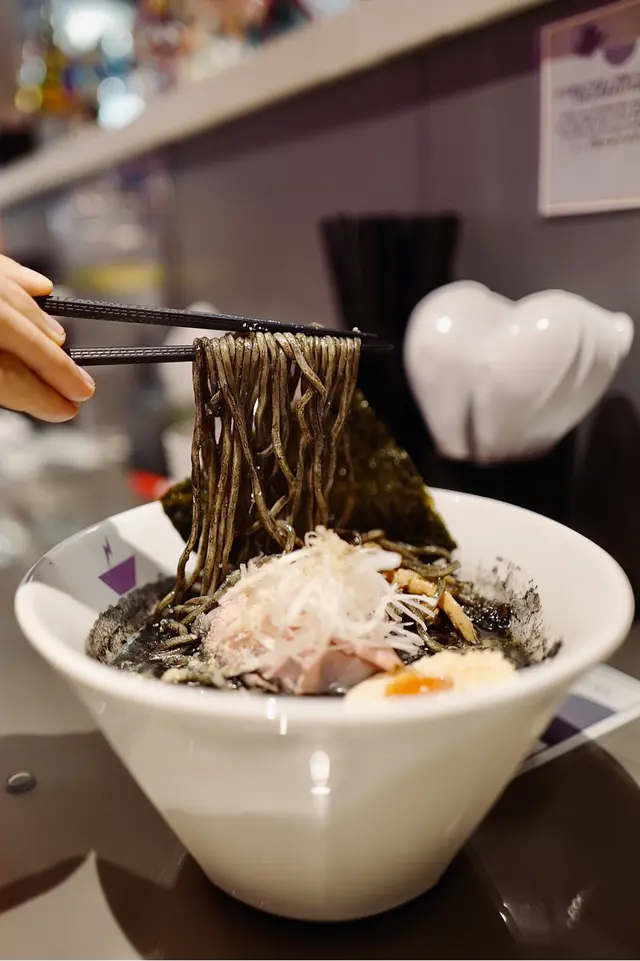 墨汁黑松露拉麵