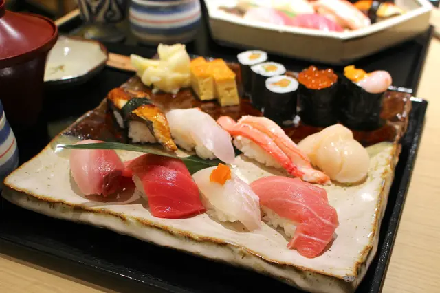 壽司拼盤12貫定食