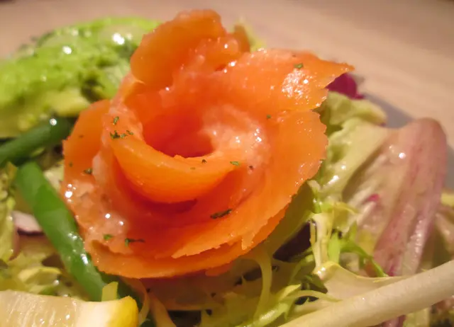 煙三文魚柔軟嫩口，質素不俗