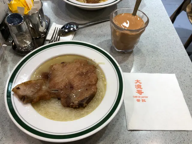 豬扒湯米 + 熱奶茶