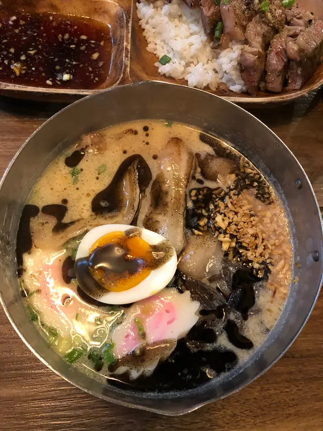 黑蒜灸燒極濃黑豚肉拉麵 