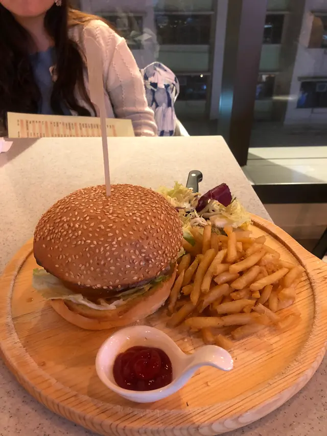 安格斯芝士漢堡配薯條