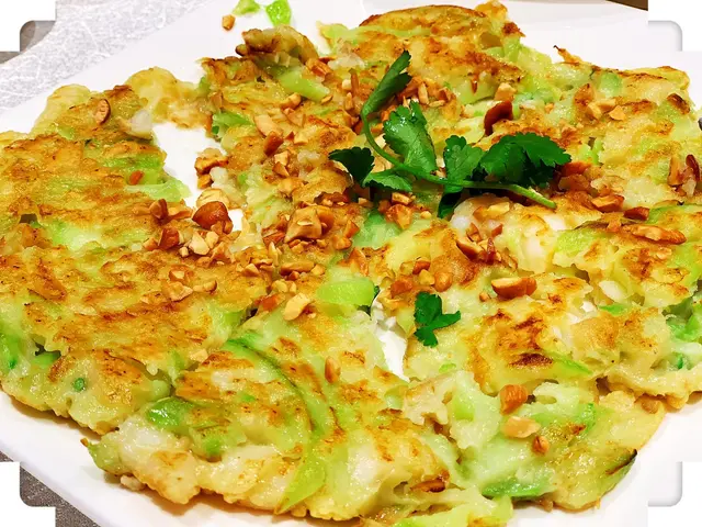 潮州人所叫的水瓜，其實就是絲瓜，水瓜烙是潮菜中的家常菜，做法簡單又香口，蘸魚露伴食更添風味。