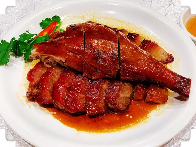 可說是潮悅的名物, 必試!!
真係卧虎藏龍, 叉燒燒得岩岩好, 食下鬆化有感而且一點也不膩!
而燒鵝豐腴的肉汁從指縫間流出，每啖都油香四射，邪惡得來卻令人非常滿足。