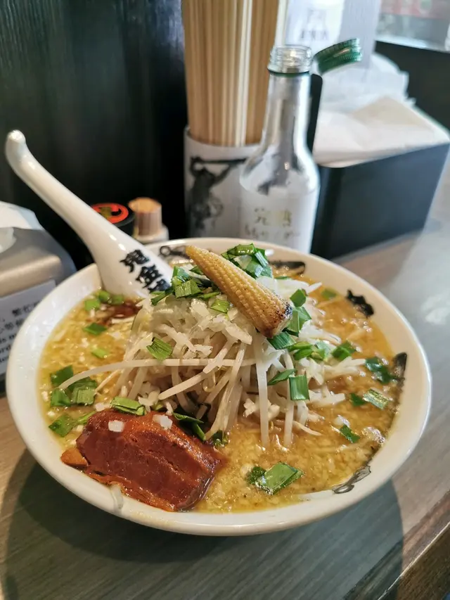 炒豆芽菜辣麻味噌拉麵