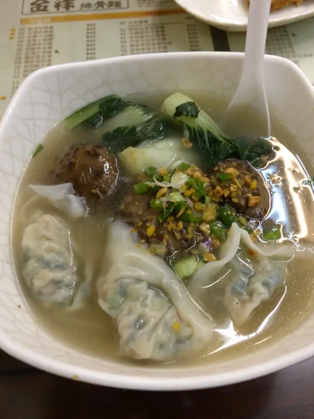 菜膽冬菇水餃排骨麵