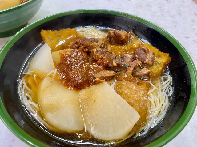 三餸車仔麵(牛腩 豬皮 蘿蔔)