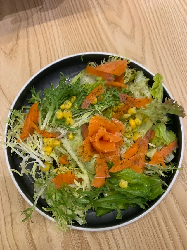 煙三文魚田園沙律配日式芝麻汁