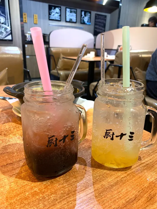 巨峰提子風味梳打特飲(左)柚子特飲(右)