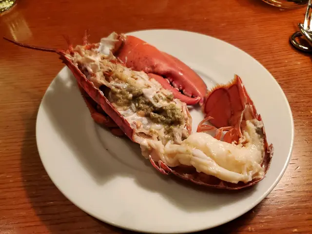 只有白灼龍蝦，沒有其他煮法，而且是廚師把一大批龍蝦灼好再拿出來，不是按要求製作的，口感略嫌過熟