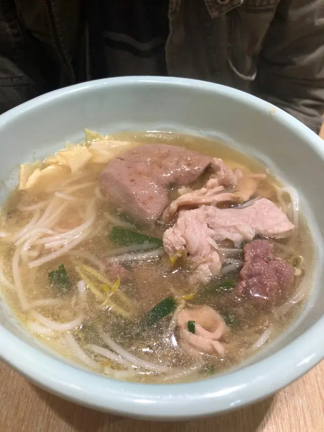 配菜奇少，米線更是彷彿被人吃了幾口般缺了一角。友人坦言難食不飽，要我分點米粉給他。