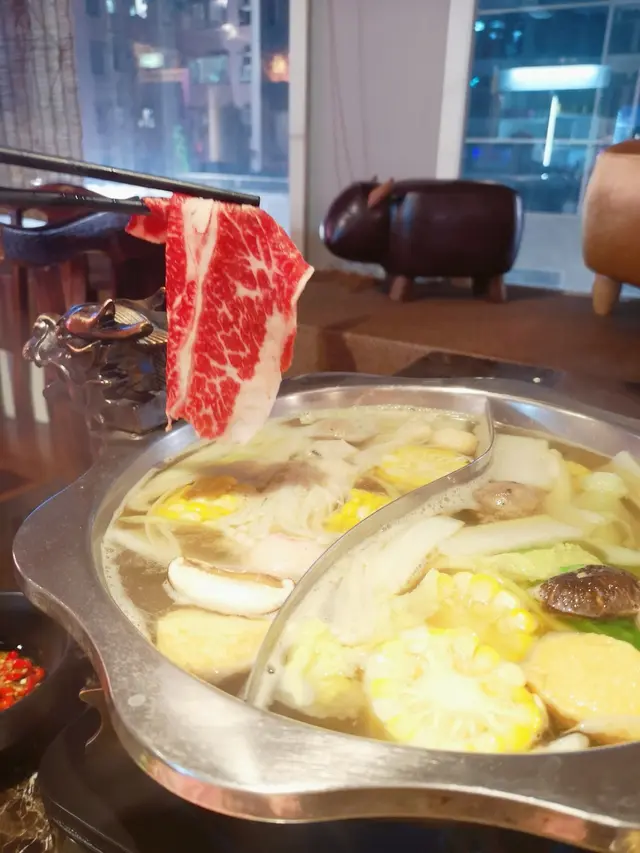 然後就到我們重點的和牛大拼盤
每款肉上都有小紙標示種類，非常不錯，
也方便加單時記得自己喜歡吃哪種
肉類依次是安格斯牛肩胛﹑牛板腱﹑黑毛豬﹑一級肥牛﹑澳洲M5和牛肩小排﹑金錢𦟌
我個人比較喜歡吃軟腍口感，安格斯牛肩胛和牛板腱就非常薄切鮮嫩，牛味濃厚豐富，油脂平均
朋友喜歡吃有質感有嚼口一點的就推介一級肥牛和澳洲M5和牛肩小排
金錢𦟌是帶筋組織的口感，很容易咬也很爽口彈牙
黑毛豬我也非常愛，肉味濃郁鮮嫩