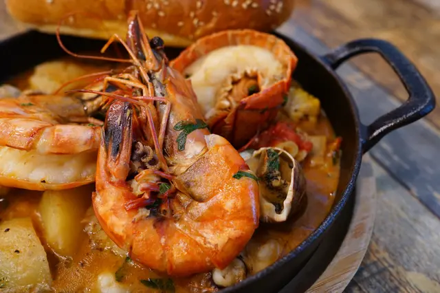 龍蝦海鮮大什燴跟蒜蓉包