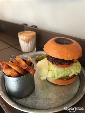 Beef&#160; burger&#160; with&#160; fries&#160; and&#160; coffee - 灣仔的MAD Burger
