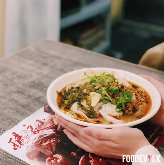 麻辣菜肉雲吞酸辣米線