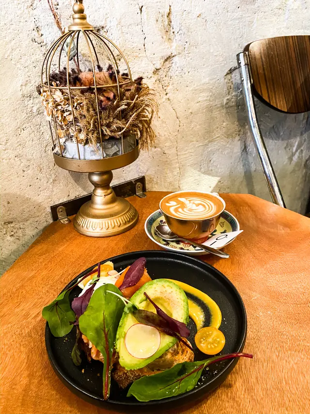 Avocado, Smoked Salmon, Onsen egg on Sourdogh