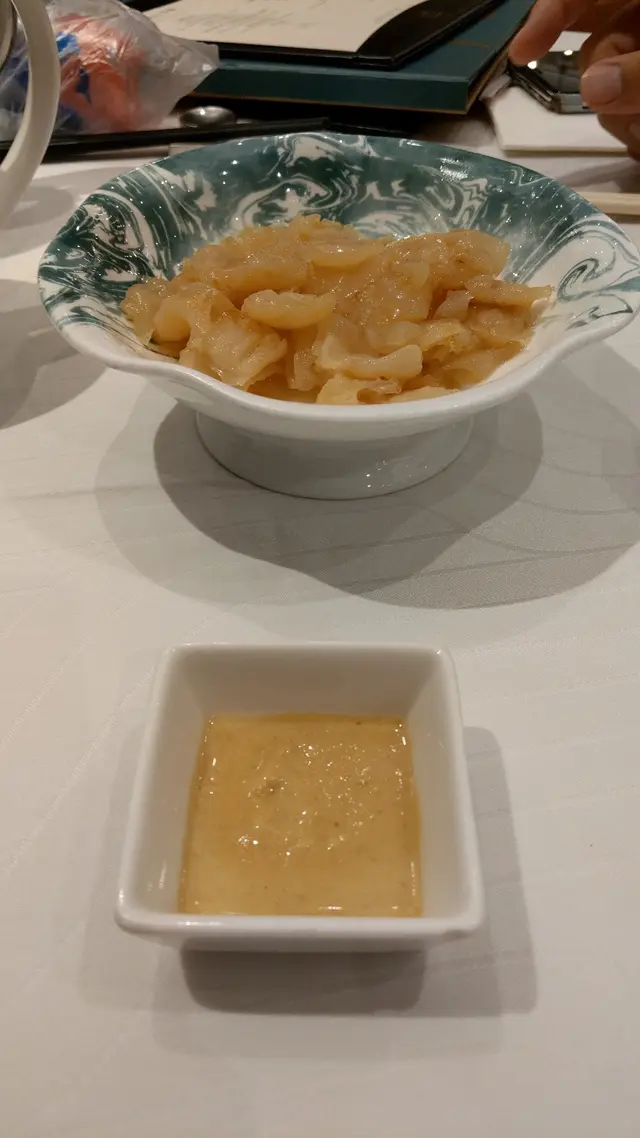 晶瑩剔透的海蜇頭,入口爽勁帶煙韌!