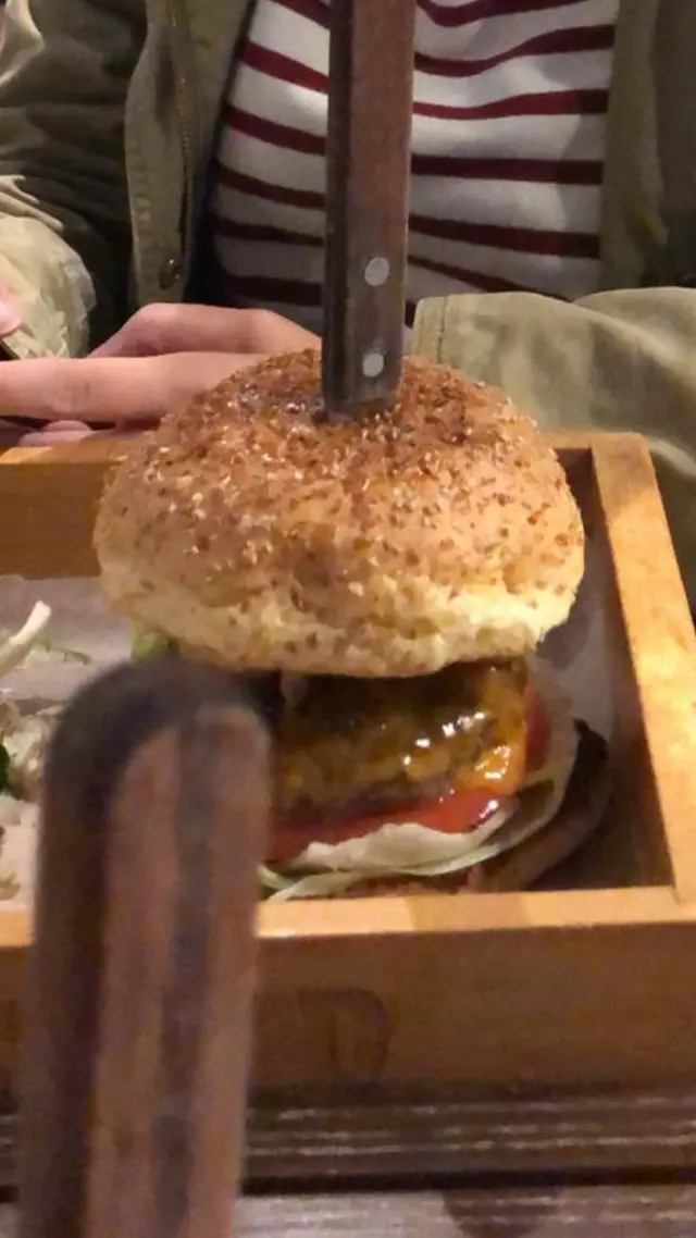 一咬開個burger真係有芝士流出黎,勁邪惡