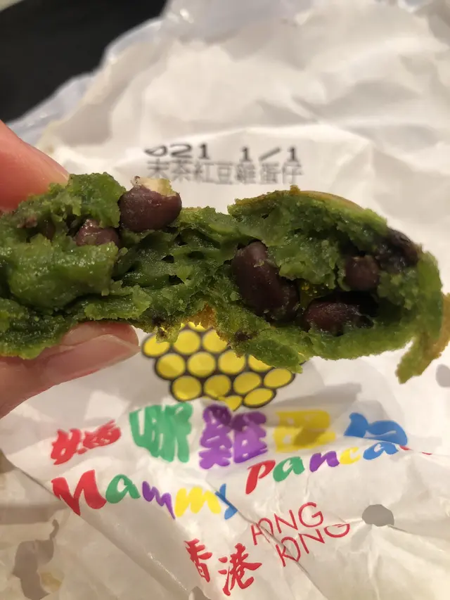 雞蛋仔內布滿粒粒紅豆好足料，攞上手就feel到好聚手