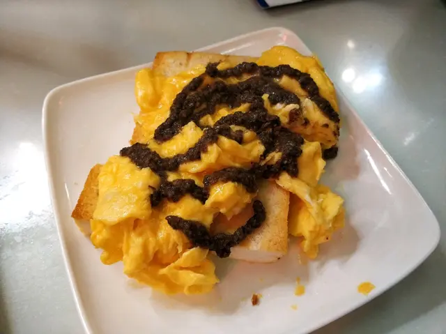 牛油多士烘得脆口，炒蛋嫩滑，黑松露醬份量多，但有少少酸