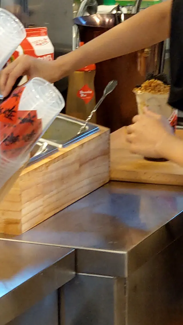 等候期間,見靚女店員每一步驟都用心製作,絕不馬虎!