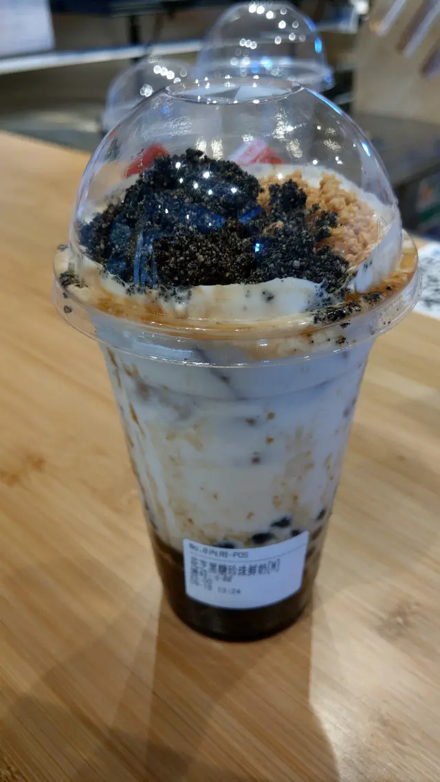 裝得滿滿的花芝黑糖珍珠鮮奶