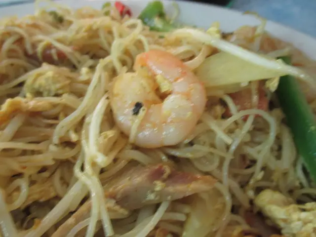 碟星洲米好大碟。加上有大隻蝦仁。個米粉炒到好少油。米粉好彈牙。對住個海景再加支冰凍可樂。一樂也。