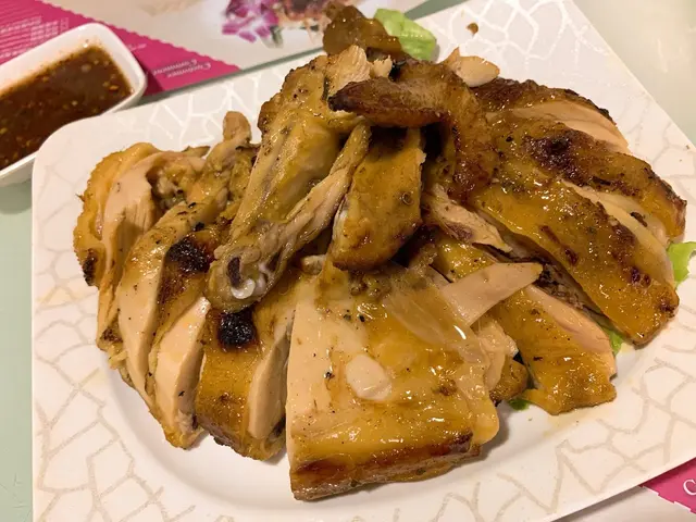 用明火炭爐燒烤,
外皮燒至微脆,
加上雞皮本身好薄,沒有太多嘅肥膏,
雞件厚肉得黎又夠嫩滑,肉汁豐腴,
蘸上自家製嘅酸辣醬汁,好惹味!⭐️推薦❗️
