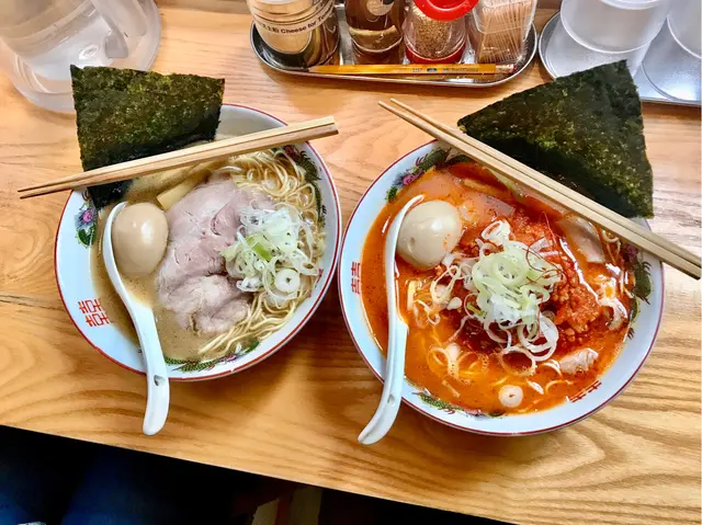 店舖主要製作博多拉麵,全都是豚骨湯底。