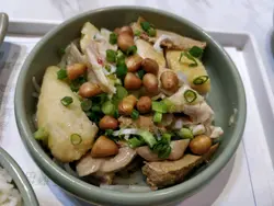 Zoom近啲睇，有芽菜墊底，仲有花生，還有少量雞腎雞潤，好豐富口感味道又夾得埋嘅一道菜