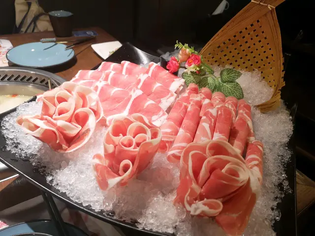 見到咁多款羊花多眼亂，所以唔想煩就叫個大拼盤試下，嚟到都唔知邊隻肉打邊隻肉， 呢個價錢嚟講，份量都算係咁，我哋兩個人食都淨係叫咗呢一款肉就夠曬。大拼盤主要有三款肉，三款肉嘅肉質口感都有少少分別，整體口感嫩滑，羊味都豐富，食落都唔會太騷，唔係太鍾意食羊嘅都應該接受到，但個人口味反而鍾意食騷啲嘅羊肉， 感覺羊味會更加突出。