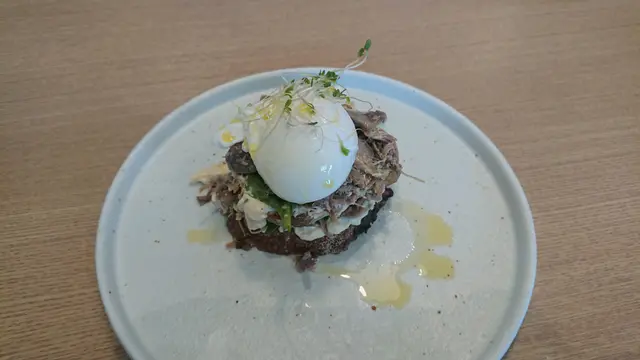 法式油封鴨脾配焦糖蘋果忌廉芝士酸種麵包