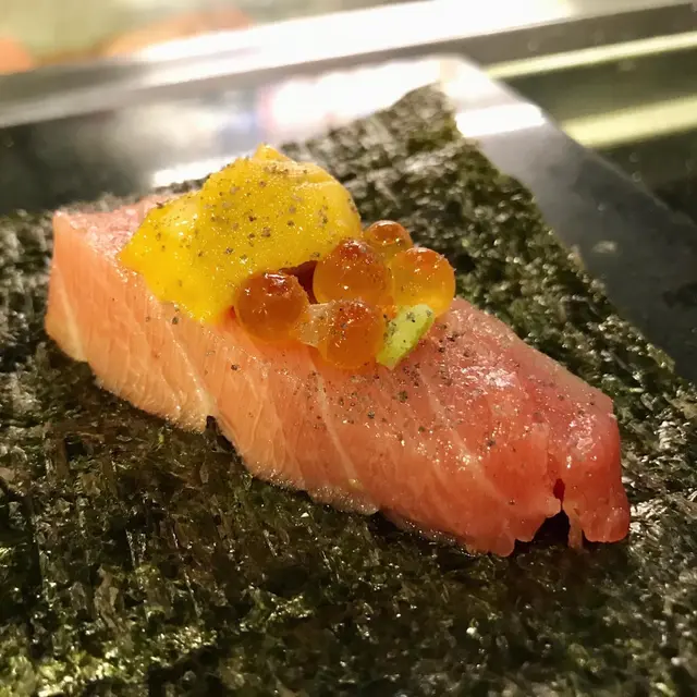 大吞拿魚腩 配海膽及三文魚籽