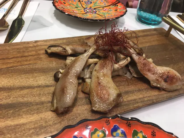法國慢煮鵪鶉腿配牛油炒野菌