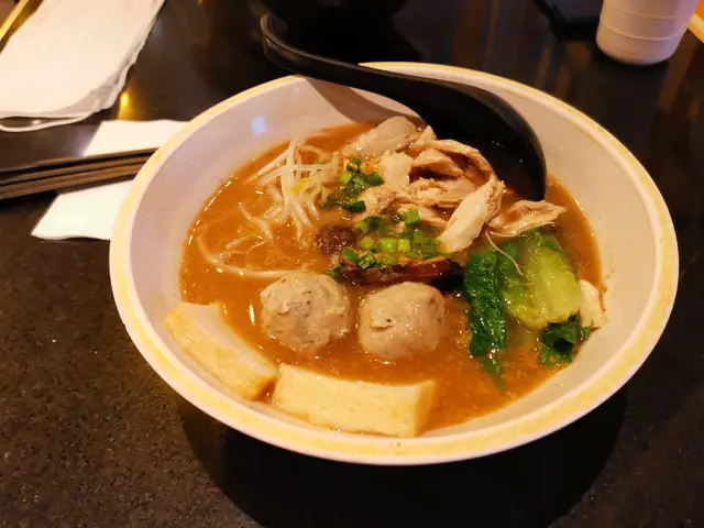 豬骨雞湯麵配手撕雞