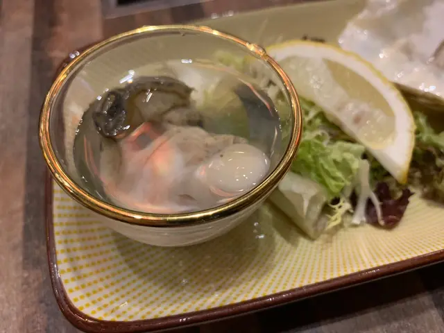 上枱嘅時候生蠔同清酒係分開嘅,
等食客自己將新鮮嘅生蠔放入清酒杯到,
然後浸一陣,再一整杯啪左去,好似飲shot咁,好正呀!😎