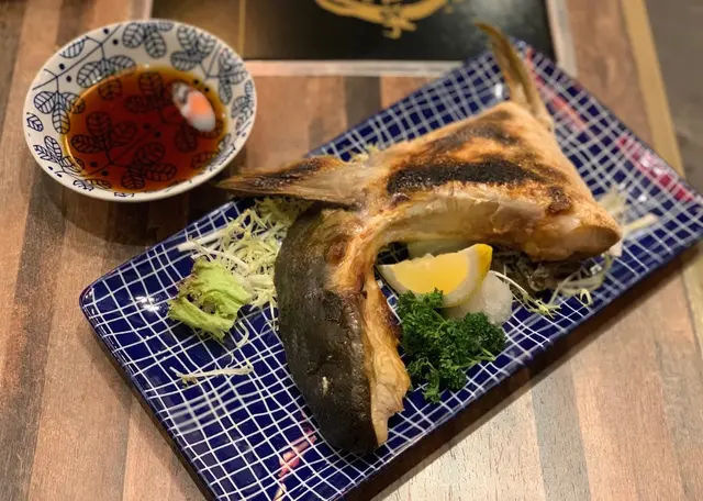 油甘魚鮫好大件,
外皮焦香,裏面嘅肉質肥美嫩滑,魚油脂香,
佐酒一流!