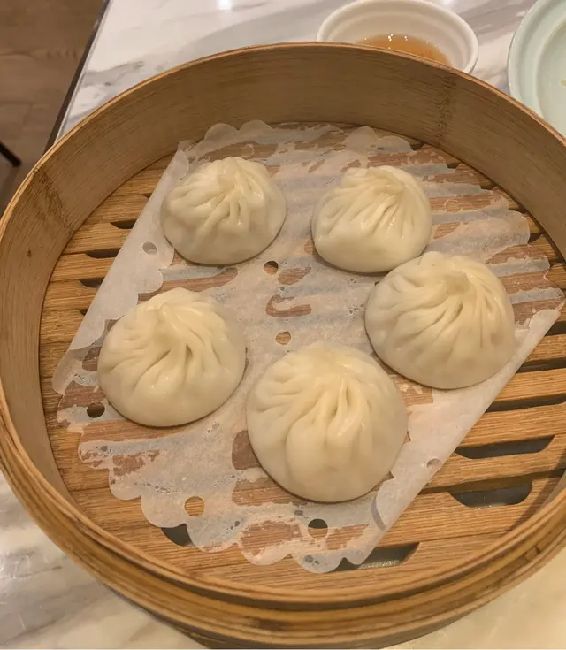 小籠包皮薄餡靚🤨一咬落去入邊嘅湯汁漏咗出嚟😋係我食過咁多間小籠包裏面，我覺得最好食嘅👍真心推介