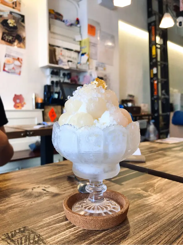 Refreshing  dessert  made  with  longan  fruit  &  coconut  water!!  Generous serving  with  more  than  10  pcs  of  longan❤️