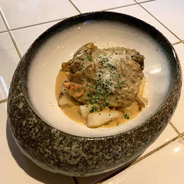 卡邦尼亞式臘味炆和牛臉頰肉配煎腸粉