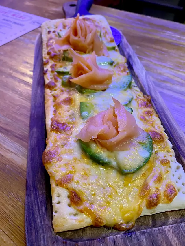 牛油果三文魚薄餅