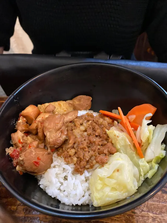 無骨香辣三杯雞肉燥飯