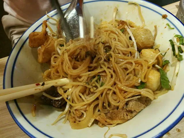材料和湯面是一樣的,但變左特製撈面醬,都好正的,似泰式沙嗲醬撈面,別有一番風味,加上餐桌上的醬汁,好好味