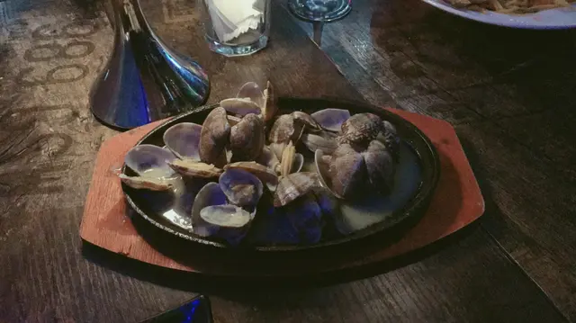 鐵板白酒蒜香煮蜆