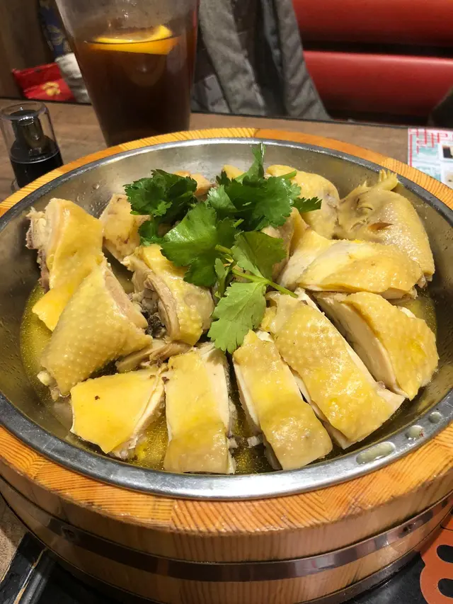 食雞最怕「鞋口」，大澳鹹香雞不單不「鞋口」，還十分香嫩。鹹味不是死鹹，而是淡淡的鹽香，拌飯一流。