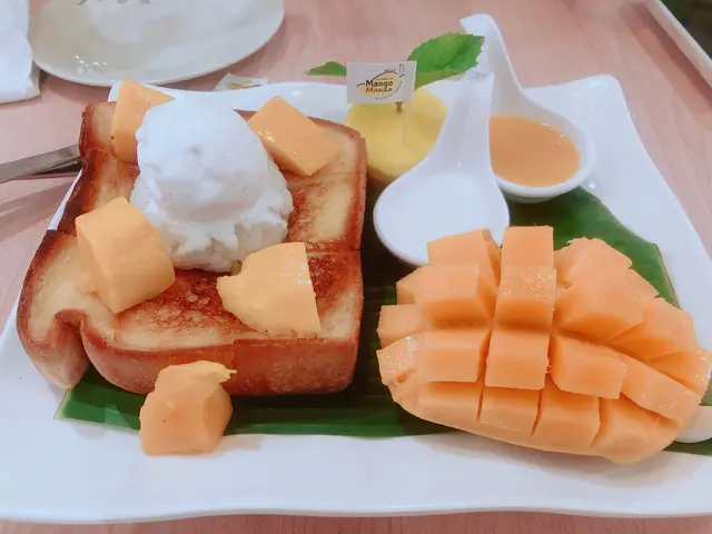 芒果好甜，個吐司都好有誠意，查左牛油先拎去焗，好香。