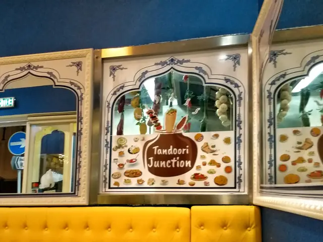 牆身掛滿印度裝飾,很正宗!